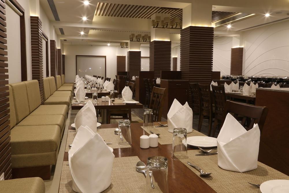 The Fern Residency Mundra Hotel Bagian luar foto