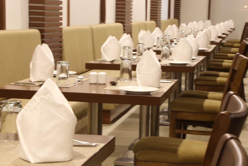 The Fern Residency Mundra Hotel Bagian luar foto