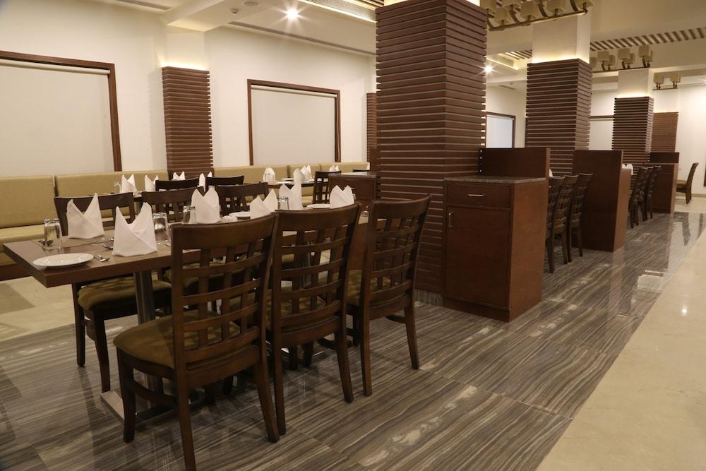 The Fern Residency Mundra Hotel Bagian luar foto