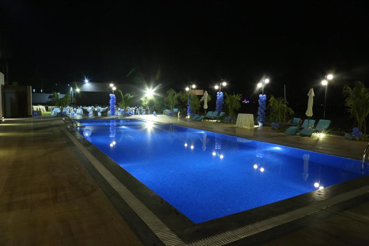 The Fern Residency Mundra Hotel Bagian luar foto